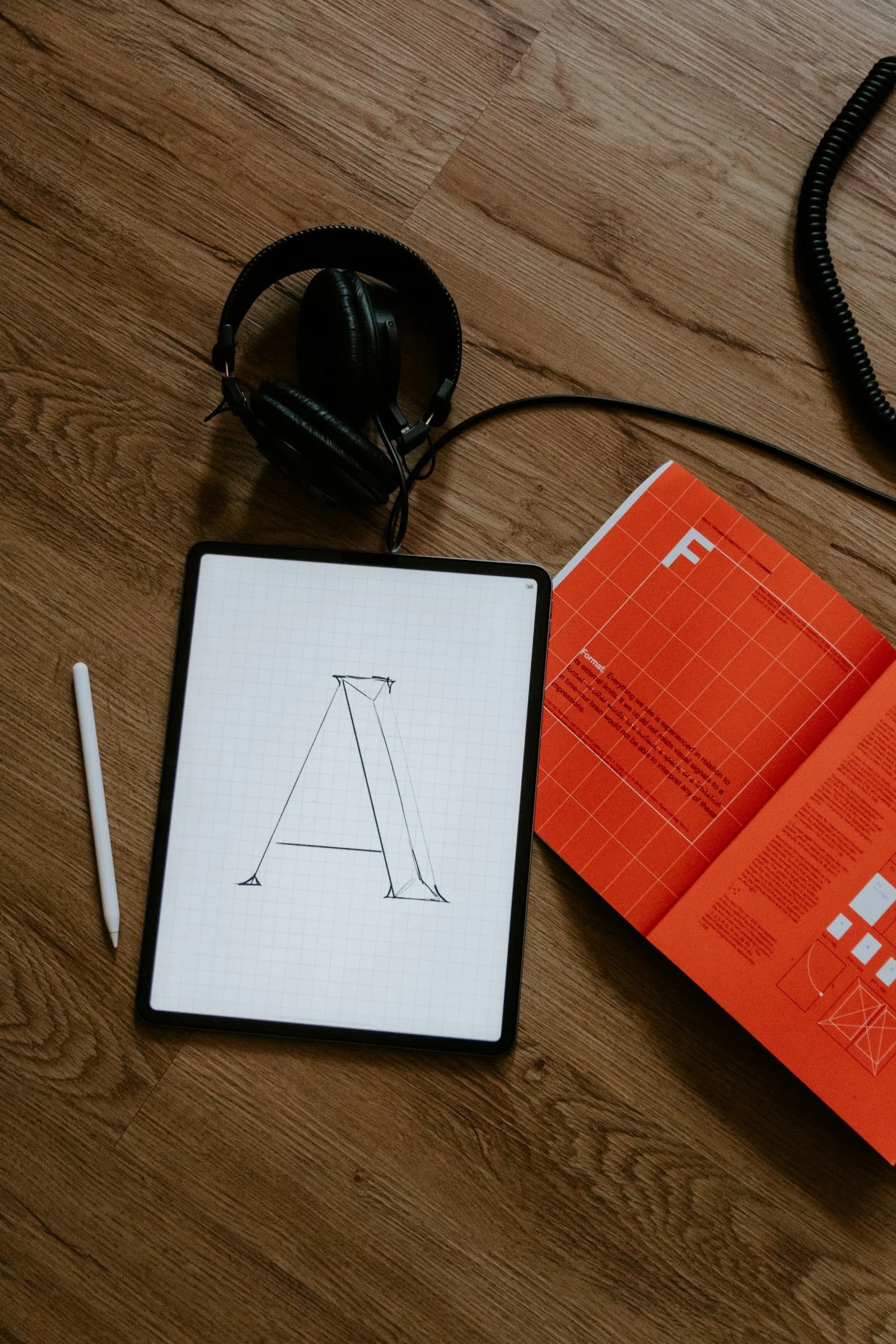 Děti hrající vzdělávací hru na tabletu